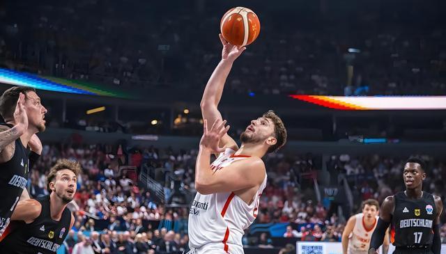 人惊喜的赛, 家队一共出, img